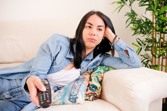 An unengaed user watching tv